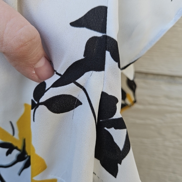 Cabi birdwatcher blouse 3963 flutter sleeve lightweight medium. - Picture 6 of 6